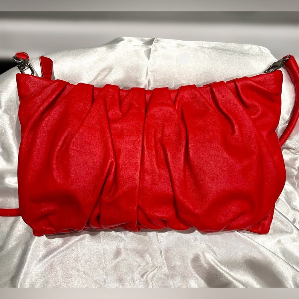 STAUD LARGE RUCHED LEATHER BEAN BAG IN RED - HTF/RARE - Picture 4 of 11